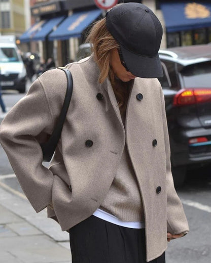 Chic oversized coat for women, perfect for stylish and comfortable layering during the fall and winter seasons.