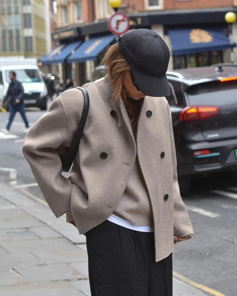 Chic oversized coat for women, perfect for stylish and comfortable layering during the fall and winter seasons.