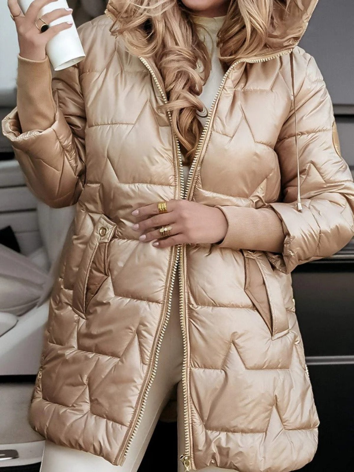 Warm winter jacket for women, ideal for cold winter days, featuring exceptional thermal insulation and water-resistant fabric.